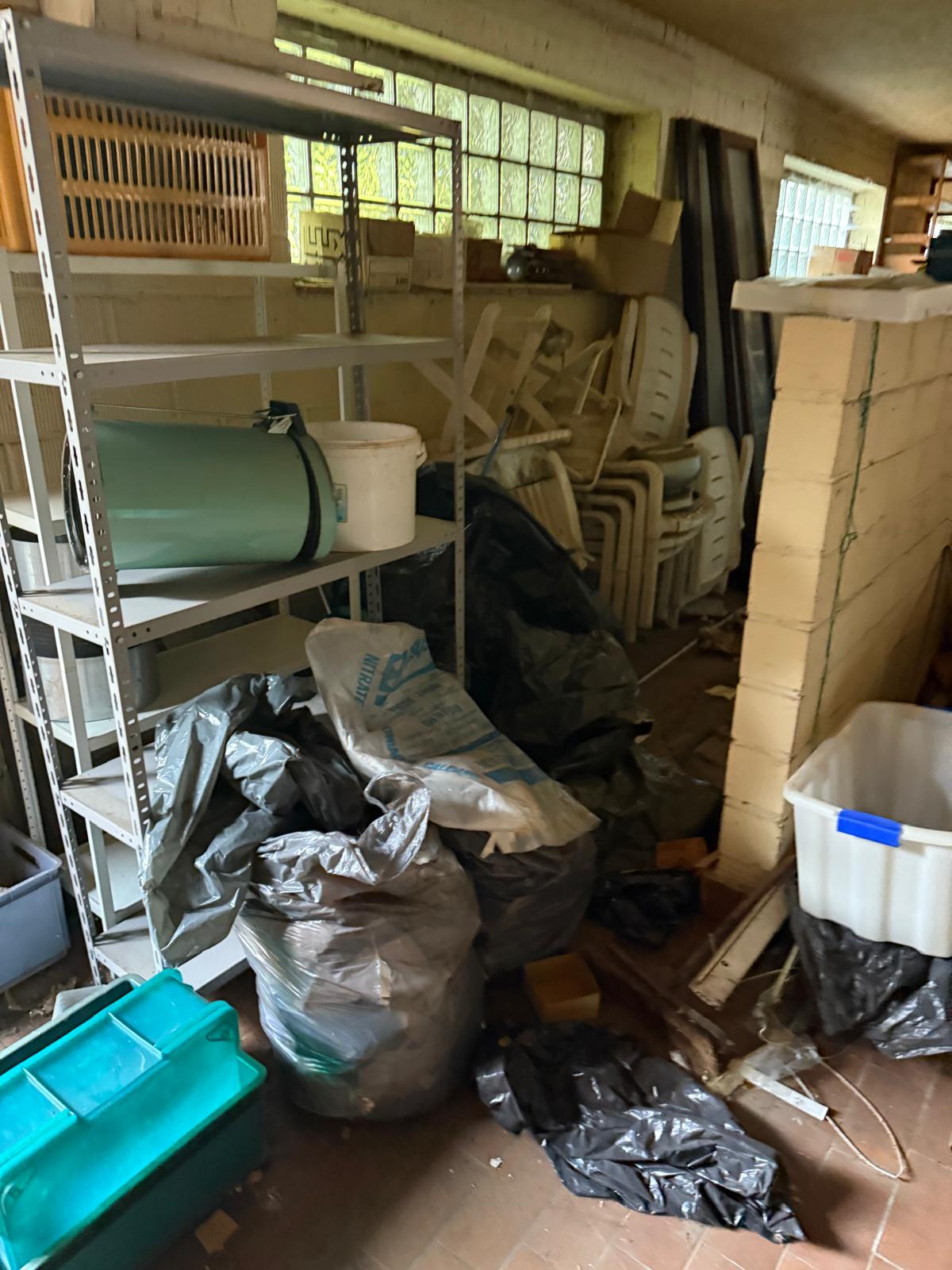 Complete antieke woonkamer inboedel met waardevolle meubels en decoraties opgekocht Lochristi